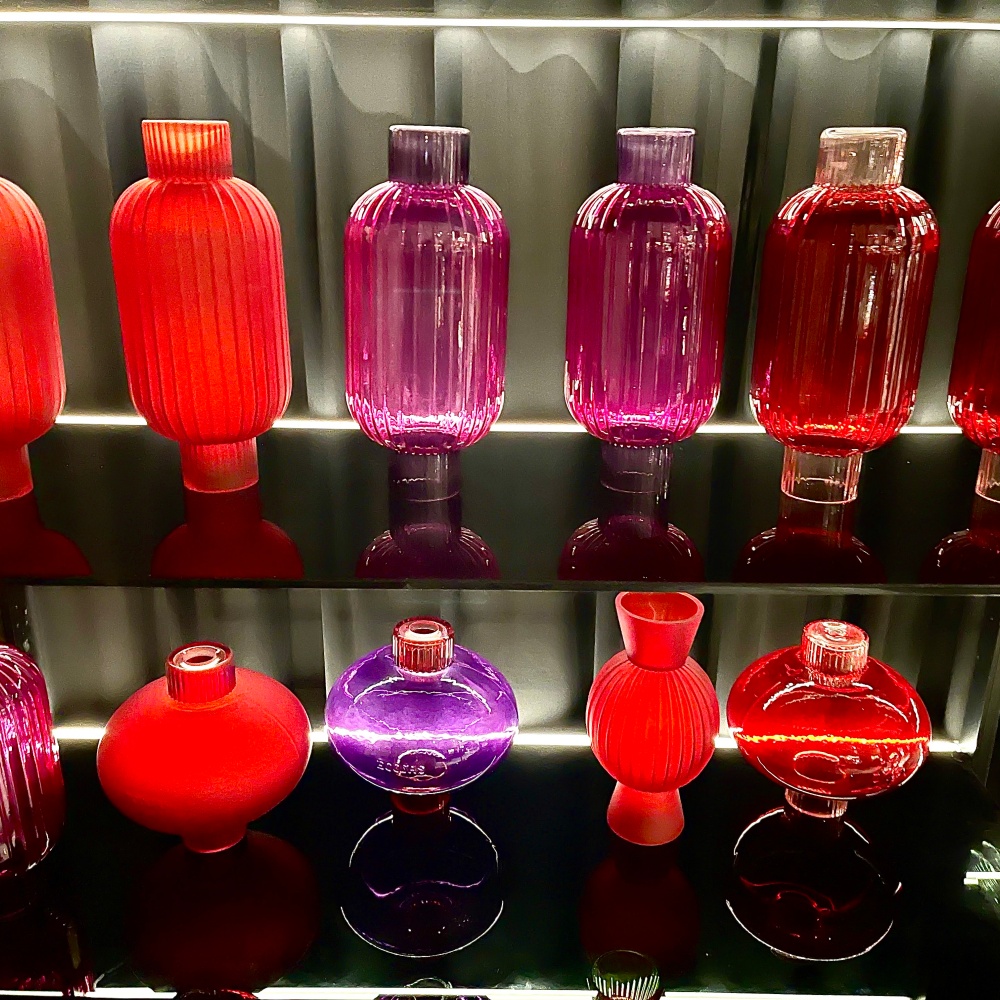 Glass lantern sample display